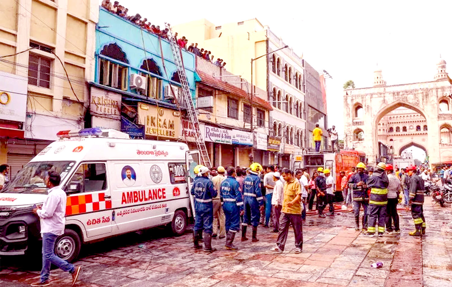हैदराबाद: चारमीनार के पास इमारत में आग लगी, 17 की मौत।